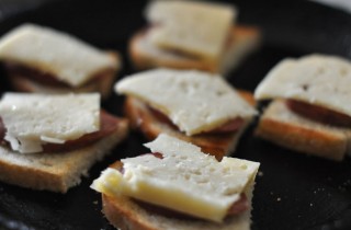 Горячие бутерброды с сыром и колбасой - фото шага 3