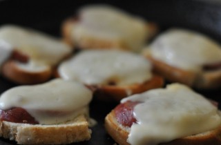 Горячие бутерброды с сыром и колбасой - фото шага 4