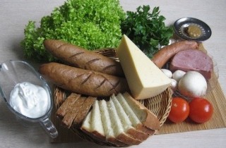 Горячие бутерброды с сыром, копченостями и грибами в духовке - фото шага 1