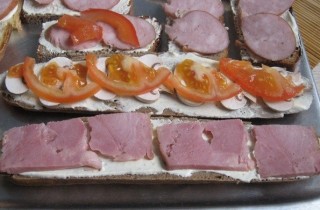 Горячие бутерброды с сыром, копченостями и грибами в духовке - фото шага 5