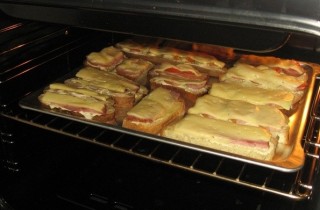 Горячие бутерброды с сыром, копченостями и грибами в духовке - фото шага 7