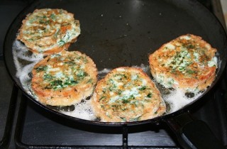 Гренки с сыром и беконом - фото шага 7