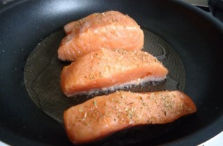 Жареная семга со сливочным соусом - фото шага 3