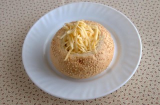 Жульен с грибами в булочке - фото шага 9