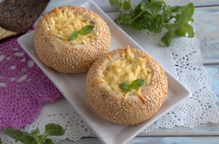 Жульен с грибами в булочке - фото шага 10