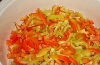 Консервированный салат из помидоров и болгарского перца - фото шага 2