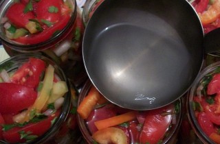 Консервированный салат из помидоров и болгарского перца - фото шага 9