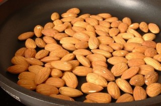 Меренги с миндалем - фото шага 1