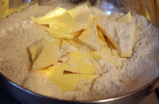 Миндальный пирог с клубникой - фото шага 2