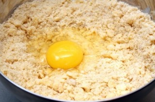 Миндальный пирог с клубникой - фото шага 3