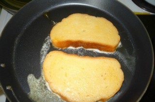 Простые гренки с яйцом - фото шага 4