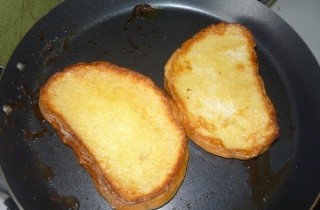 Простые гренки с яйцом - фото шага 5