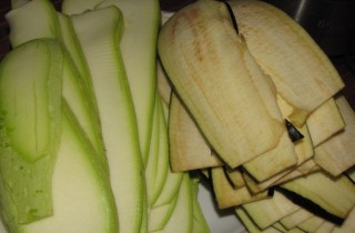 Рулетики из баклажанов и кабачков - фото шага 1