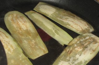 Рулетики из баклажанов и кабачков - фото шага 3