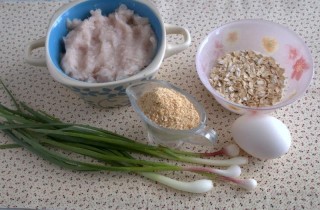 Рыбные котлеты с овсянкой и зеленым луком - фото шага 1