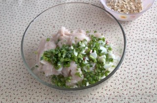 Рыбные котлеты с овсянкой и зеленым луком - фото шага 2