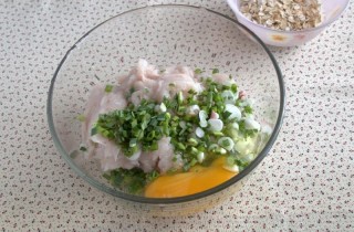 Рыбные котлеты с овсянкой и зеленым луком - фото шага 3