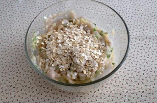 Рыбные котлеты с овсянкой и зеленым луком - фото шага 4