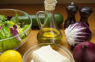 Салат с сыром Халуми - фото шага 1