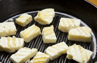 Салат с сыром Халуми - фото шага 3