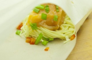 Семга с лапшой, запеченная в конверте - фото шага 5