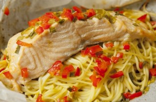 Семга с лапшой, запеченная в конверте - фото шага 7