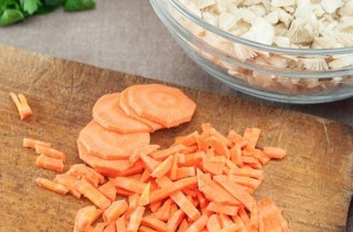 Щука, фаршированная грибами и овощами - фото шага 3