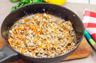 Щука, фаршированная грибами и овощами - фото шага 4