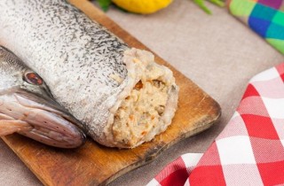 Щука, фаршированная грибами и овощами - фото шага 10