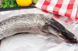 Щука, фаршированная грибами и овощами - фото шага 11