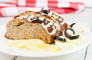 Щука, фаршированная грибами и овощами