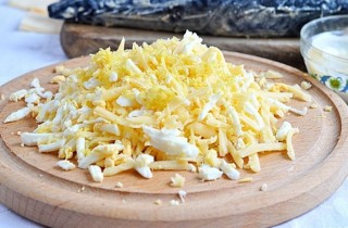 Скумбрия, фаршированная сыром и яйцом - фото шага 2