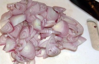 Соус из голубого сыра и лука - фото шага 2