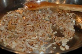 Соус из голубого сыра и лука - фото шага 3