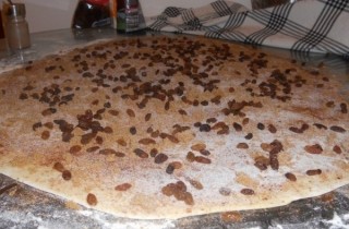 Булочки с изюмом и корицей - фото шага 3