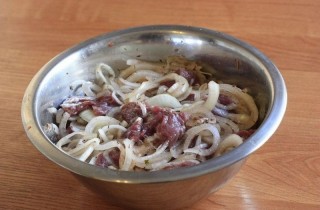 Говяжий шашлык на сковороде - фото шага 6