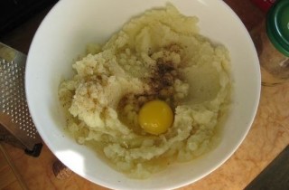 Картофельные котлеты с грибами - фото шага 4