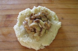 Картофельные котлеты с грибами - фото шага 5