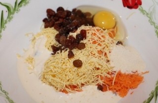 Морковные котлеты с сыром и изюмом - фото шага 4