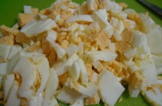 Салат из крабовых палочек с сухариками и пекинской капустой - фото шага 2