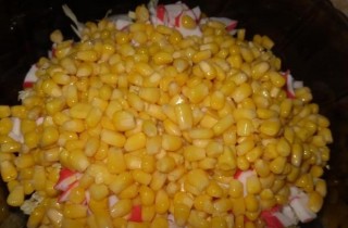 Салат из крабовых палочек с сухариками и пекинской капустой - фото шага 4