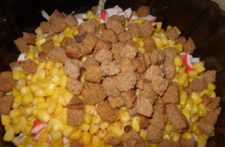 Салат из крабовых палочек с сухариками и пекинской капустой - фото шага 5