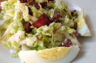Салат из пекинской капусты с копченой колбасой