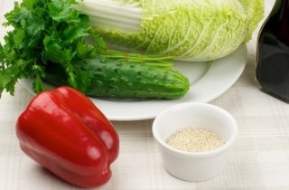 Салат из пекинской капусты с овощами - фото шага 1