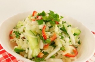Салат из пекинской капусты с овощами