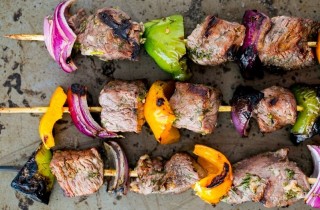 Шашлык из говядины с овощами