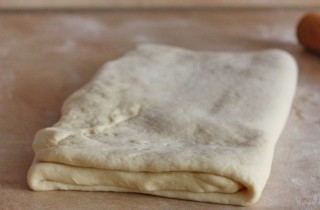 Улитки из слоеного теста с изюмом - фото шага 1