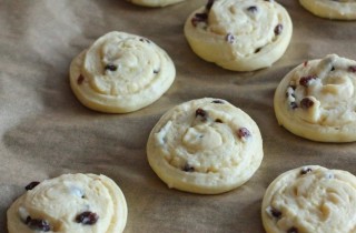 Улитки из слоеного теста с изюмом - фото шага 5