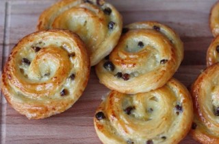 Улитки из слоеного теста с изюмом - фото шага 6