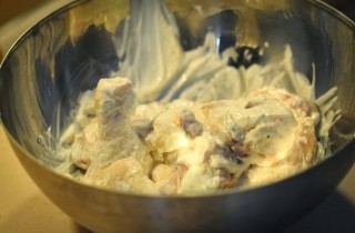 Куриные ножки с грибами в сметанном соусе - фото шага 2